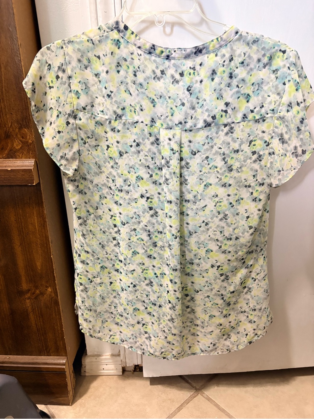 Liz Claiborne Light Green Floral Ruffle V-Neck Blouse - Picture 2 of 3